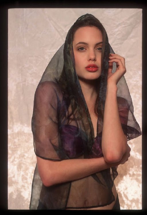 Откровенная фотосессия 16-летней Анджелины Джоли взорвала Сеть! (фото)