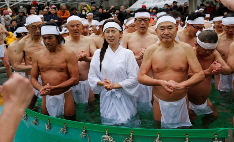Японцы помолились в холодной воде