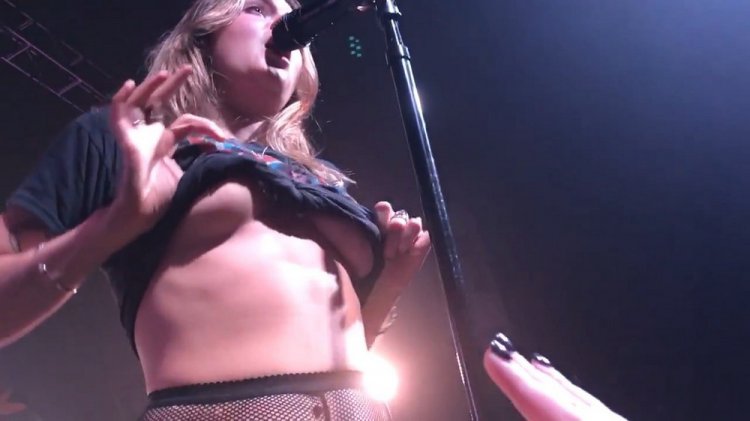 Туве Лу показала грудь во время концерта