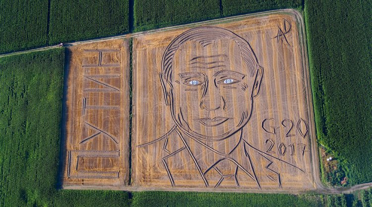 Итальянский фермер превратил поле в огромный портрет Путина