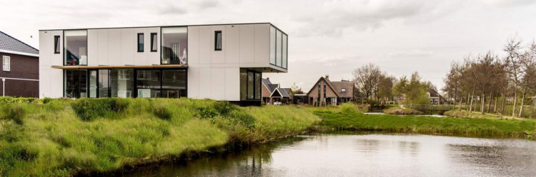 Современная вилла на берегу живописного озера в Нидерландах