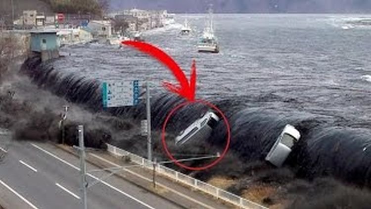Начало одного из самых страшных цунами в истории. Живая съемка очевидцев (видео)