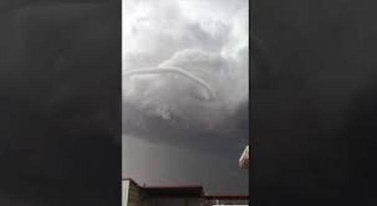 Мужчина стал снимать на камеру облака, которые сформировали смерч (видео)