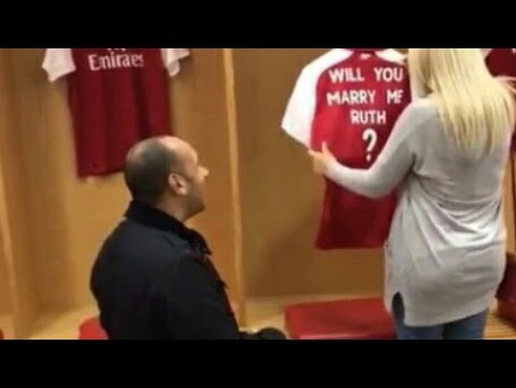 Болельщик «Арсенала» превратил визит в раздевалку в романтичное предложение (видео)