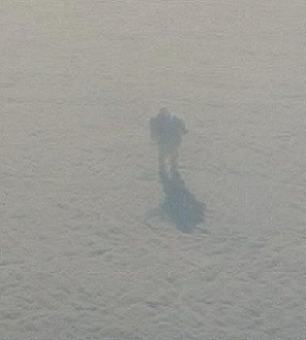 Шокирующее фото удивительной человеческой фигуры сделали пассажиры рейса Вена – Лондон