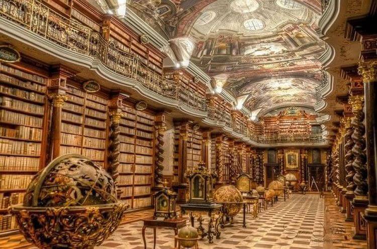 Прогулка по самой красивой библиотеке в мире (фото)
