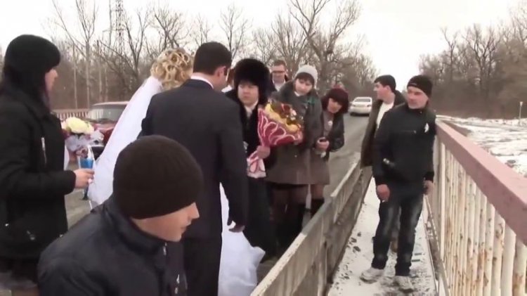 Невеста бросила букет в реку - Через секунду гости кричали от ужаса, увидев ЭТО! (видео)