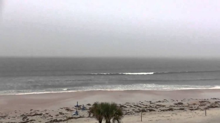 Мужчина сидел на берегу и снимал начало шторма в океане. Вдруг ему в кадр такое попало! (видео)
