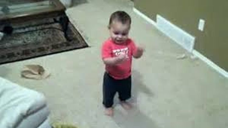 Малыш танцует САЛЬСУ! Сколько энергии! (видео)