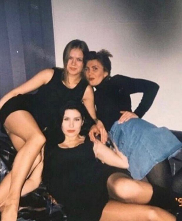 Школьницы, студентки, проститутки: как выглядели молодые россиянки в 90-х